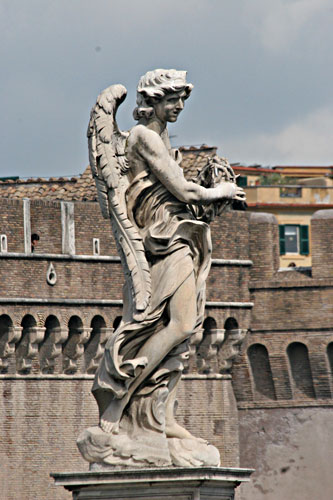 Foto af englestatue p Ponte Sant-Angelo. cop.:Leif Larsson