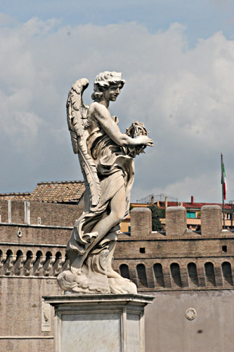 Foto af englestatue p Ponte Sant-Angelo. cop.:Leif Larsson