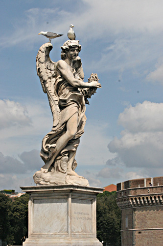 Foto af englestatue p Ponte Sant-Angelo. cop.:Leif Larsson