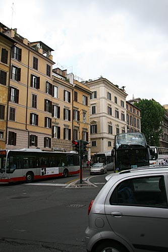 Piazza Barberini set nede fra Via del Tritone 