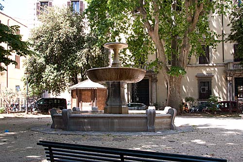 Piazza Cairoli med fontæne. cop. Leif Larsson