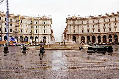 Palazzi dell'Esedra på hver sin side af Via Nazionale