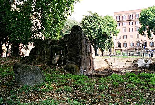 Rester af bymur og "agger" på Piazza Manfredo Fanti 