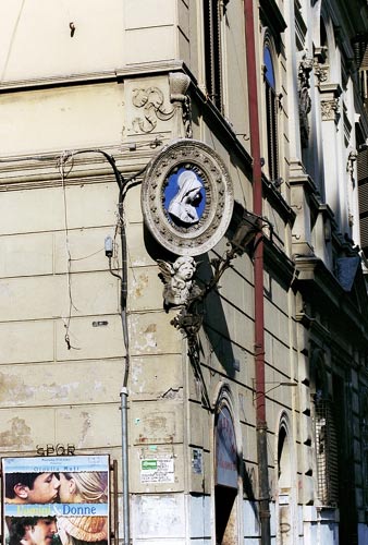 Via dei Serpenti: edicola på hjørnet af Piazza della Madonna dei Monti