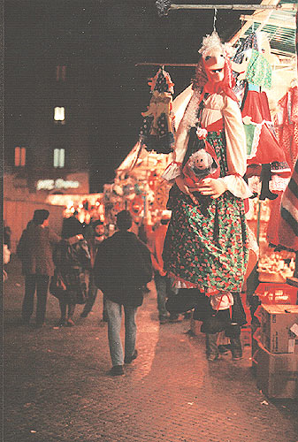 La befana dukke i en bod på julemarkedet på Piazza Navona