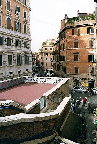Trappen ned til Piazza della Suburra oppe fra den højereliggende Via Cavour