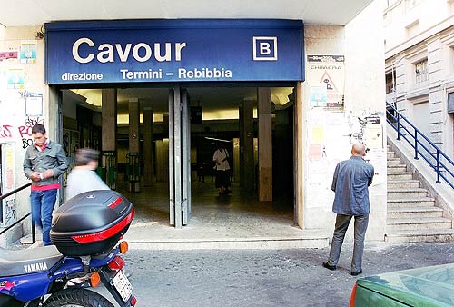 Indgang til metrostation "Cavour" på Piazza della Suburra