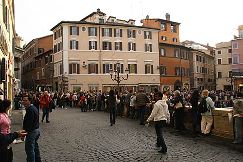 Piazza di Trevi set fra Via del Lavatore