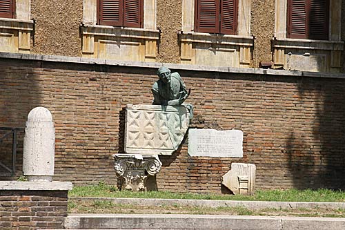 Statue af digteren Trilussa - cop.Leif Larsson