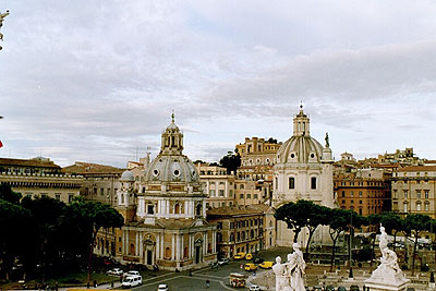 Efter Monte Magnanapoli (til højre i billedet) løb muren mod vest over eller langs en bakkekam, som lå omtrent der hvor Piazza Venezia og Via dei Fori Imperiali mødes idag
