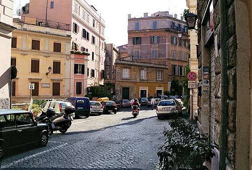 Via dei Capocci munder ud i Piazza degli Zingari