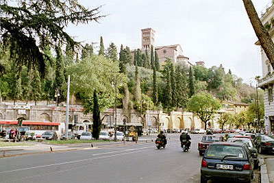 Sant'Anselmo set nede fra Piazzale dell'Emporio