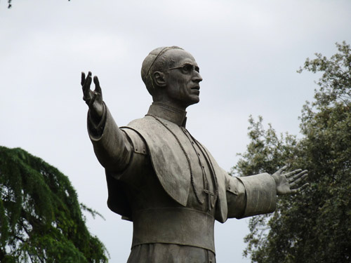 Statue af Pave Pius XII i parkanlægget på Piazzale del Verano . Cop. Bo Lundin