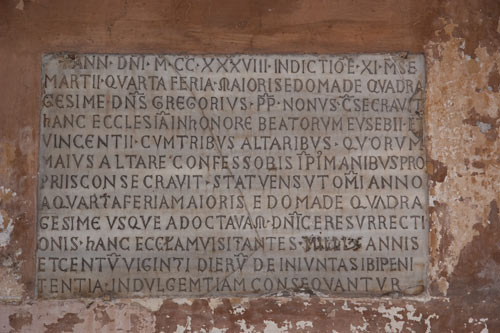 Indskrift fra 1238 på væggen i Kirkens Portico . - cop.Leif Larsson