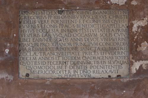 Indskrift fra 1572 på muren i Kirkens Portico. - cop.Leif Larsson 