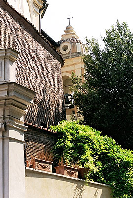 Via Torino med den antikke runde mur til Kirken San Bernardo alle Terme 