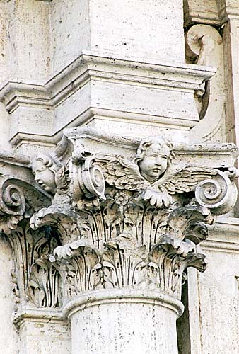 Søjlekapitæl på facaden af Kirken San Francesco di Paola