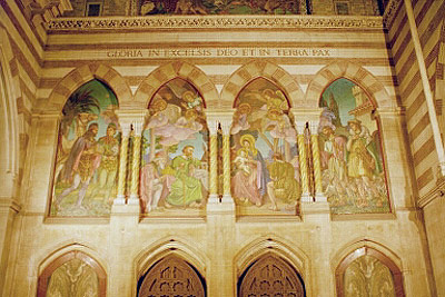 Mosaikken over Kirkens hoveddør er af George Breck
