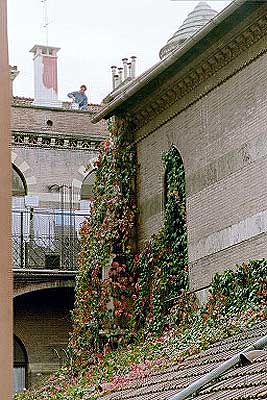Kirkemuren set fra vinduet i Hotel Liberty på Via Nazionale