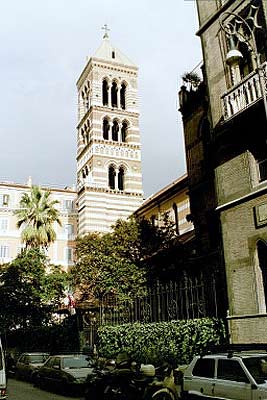Klokketårnet og kirkens side set fra Via Napoli op mod Via Nazionale