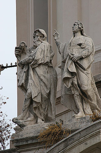 Foto af Kirken Santissimo Nome di Maria: Statuer på balustraden