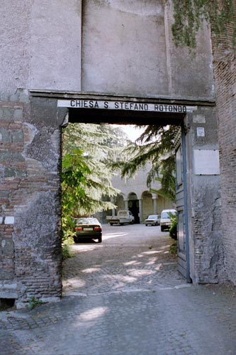 Foto fra Kirken Santo Stefano Rotondo : indgang fra gaden