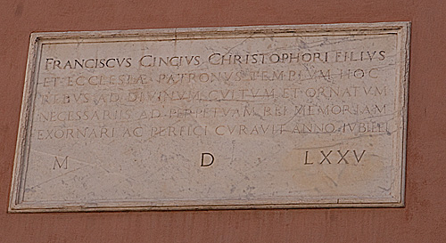 Kirken San Tommaso dei Cenci, portal mod Piazza delle Cinque Scole. cop. Leif Larsson
