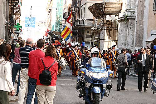 Schweizergardens optog i Via del Corso den 4.maj 2006