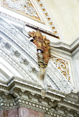 Gnomonhullet i kirkevæggen sender en lysstråle ned på kirkegulvet