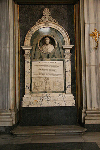 Monument for Kardinal Antonio Maria Traversi i Kirkens venstre side