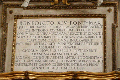 Indgangsvæggen i Kirkens hovedskib - indskrift for Pave Benedikt XIV 