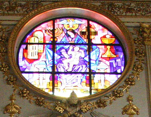 Indgangsvæggen i Kirkens hovedskib - glasmosaik