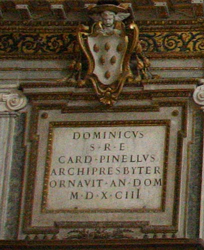 Indgangsvæggen i Kirkens hovedskib - indskrifter for Kardinal Pinello (til venstre) og for Pave Benedikt XIV (til højre) over sidedørene