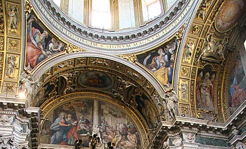 I det buede felt over alteret er der en stor fresko af Cavalier d'Arpino