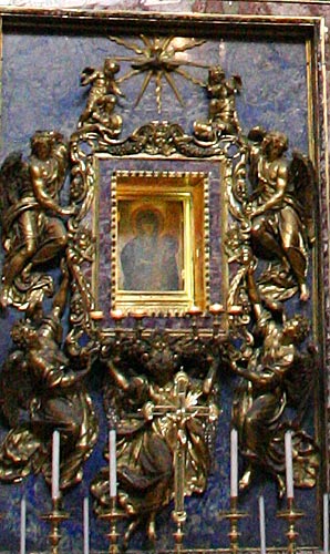 Altertavlen, et gammel Maria-ikon, Maria med Barnet kaldet "Salus Populi Romani" ("Det romerske folks frelse")