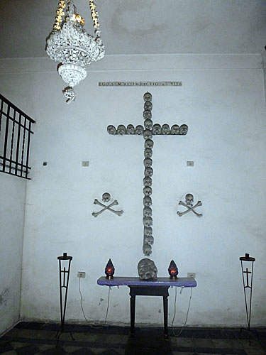 Kors af kranier på væg. Foto: - cop. Bo Lundin