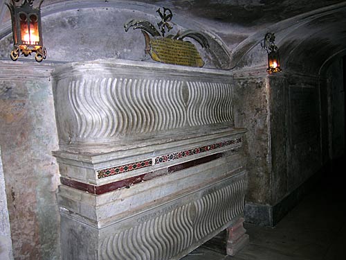Sarkofager med helgenrelikvier i Kirkens krypt. cop.Bo Lundin