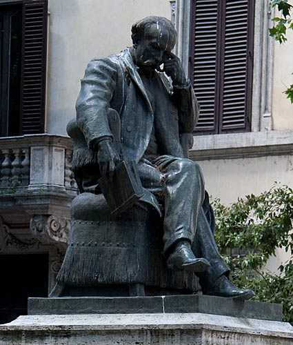 Piazza Cairoli med Statue af Seismit Doda. cop. Leif Larsson