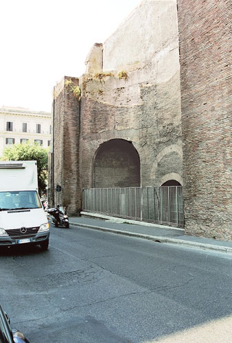 Via Pietro Barbieri: Mur fra Diocletian's Termer