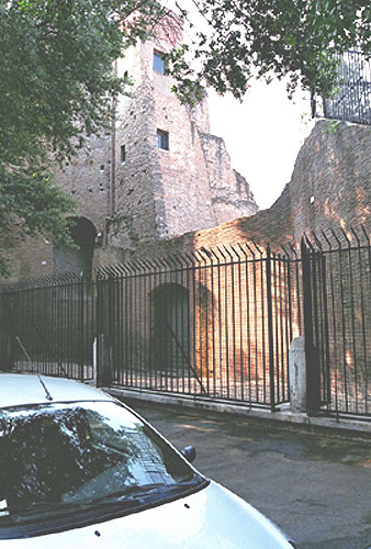 Rester af mure fra Diocletians Termer i Via Gaeta ved Largo Montemartini