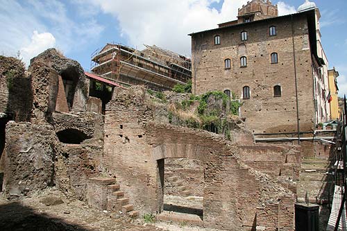 Foto fra Salita del Grillo med ruiner fra Trajan's Marked til venstre