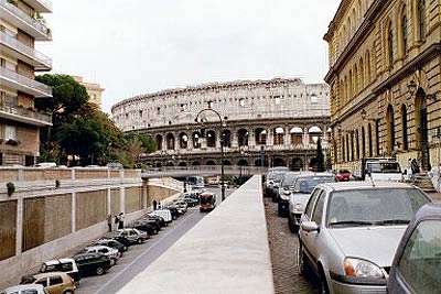Foto af Colosseo for enden af Via degli Annibaldi