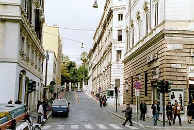 Foto fra Via Genova med Via di San Vitale til højre