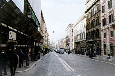 Via Nazionale set med Monumento a Vittorio Emauele II i baggrunden