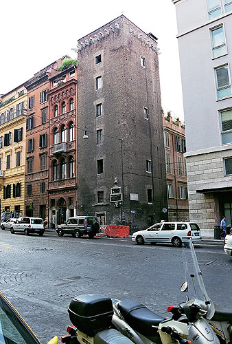 Torre dei Colonnesi og Palazzo Grassi i Via IV Novembre