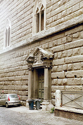 Via Tor de' Conti: Portal fra den nu nedrevne kirke "L'Annunziata"