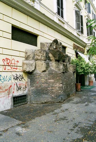 Et stykke af den gamle Servius-bymur i Via Carlo Alberto