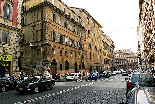 Via Cavour set ned mod Largo Visconti Venosta med Via Sforza til venstre
