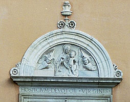Relief over portal til Ospedale della Consolazione, udført af  Andrea Bregno eller Luigi Capponi