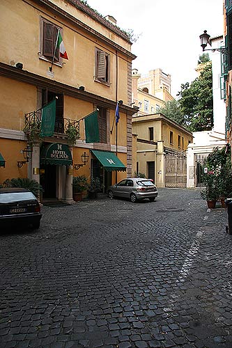 Foto af den lille plads midtvejs påVia della Cordonata